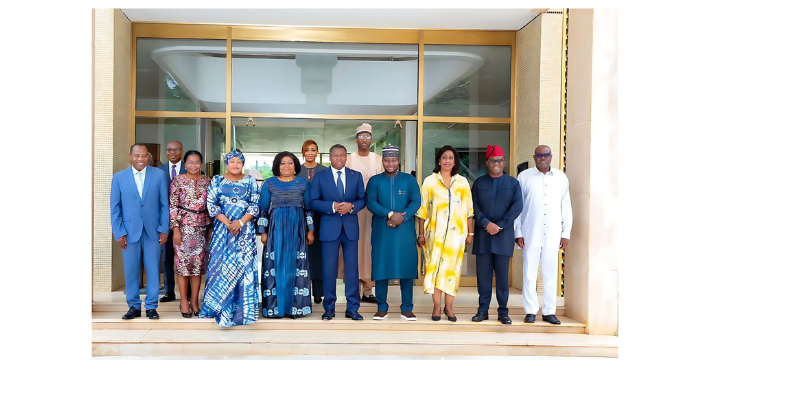 Le chef de l'Etat (au milieu) posant avec le bureau du parlement de la CEDEAO